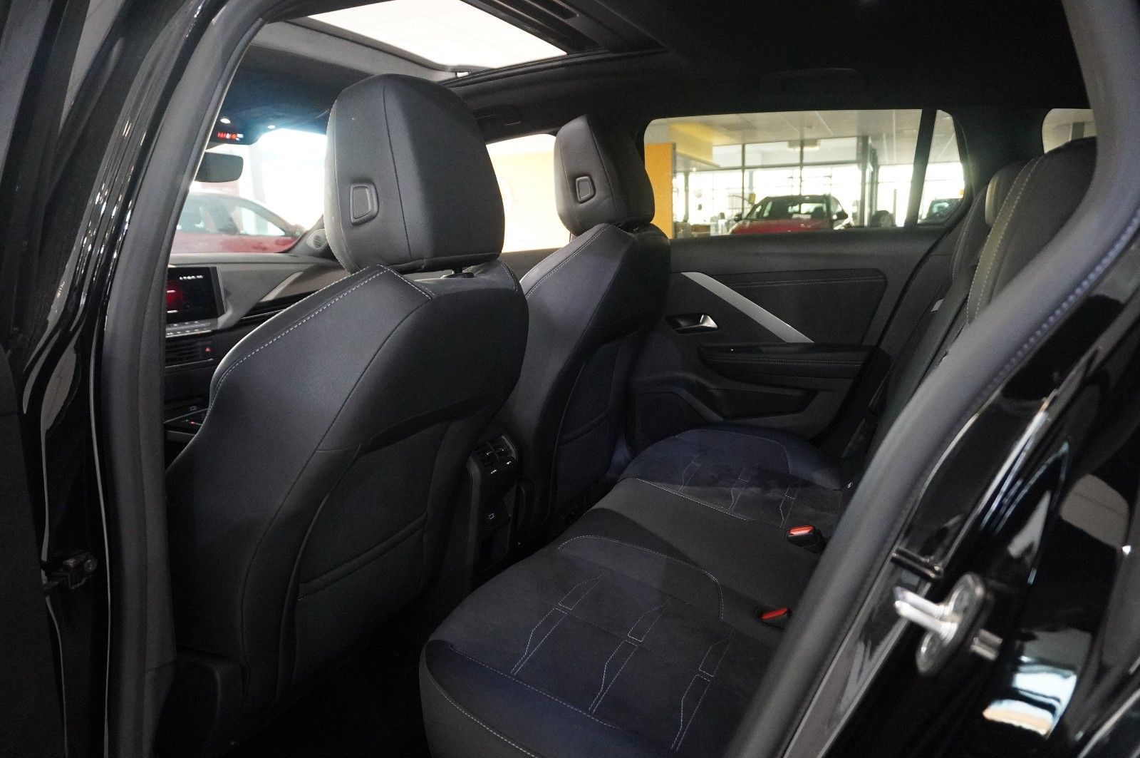 Fahrzeugabbildung Opel Astra L ST 1.2T ULTIMATE NAVI/LED/360°/VIRT/DAB+