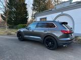 Volkswagen Touareg 3.0 V6 TDI 210kW R-Line, IQ Light, Pano - VW Touareg Gebrauchtwagen in Frankfurt