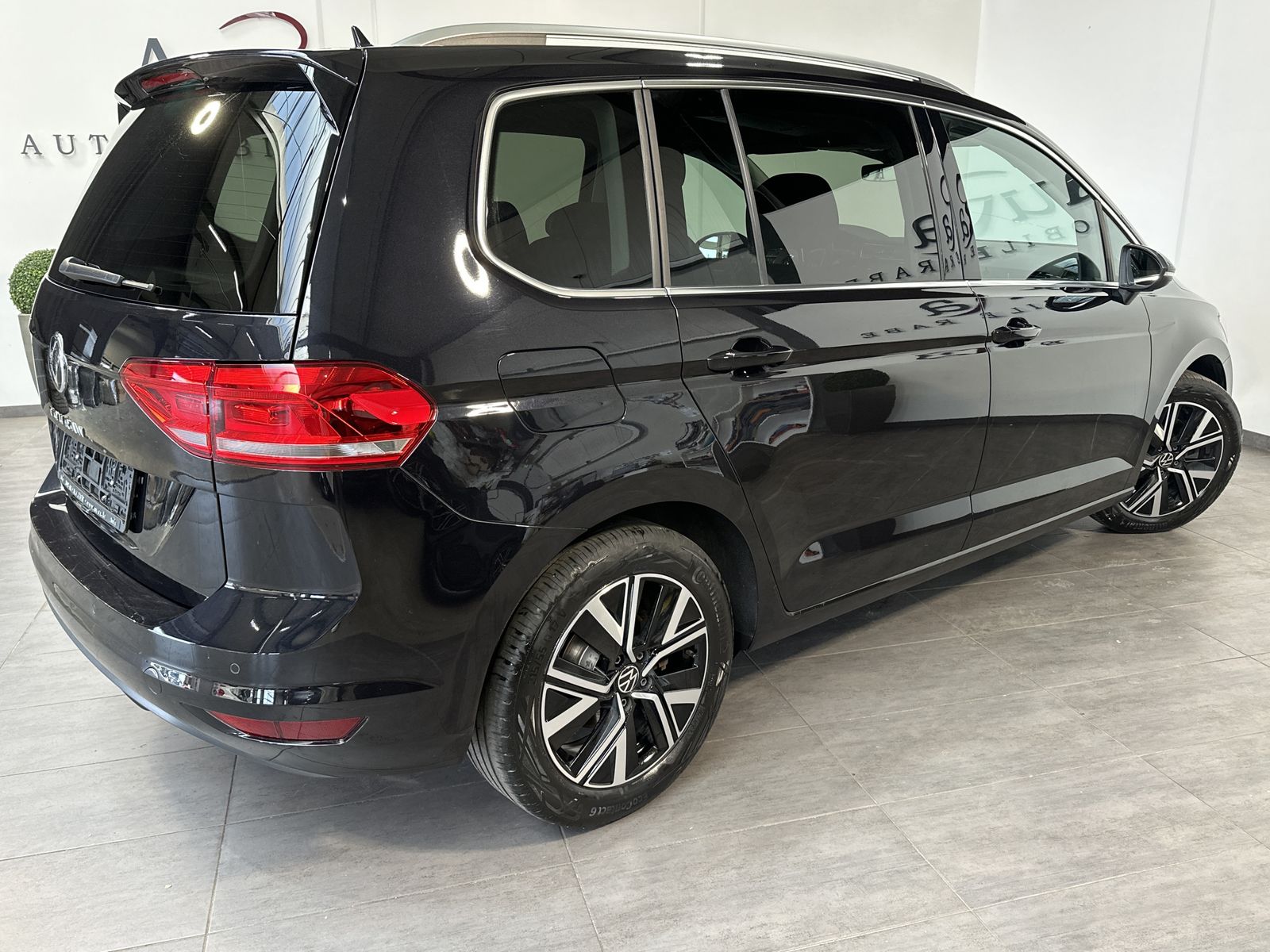 Fahrzeugabbildung Volkswagen Touran 2.0 TDI DSG Highline NAV+LED+ACC+KAM+17ZO