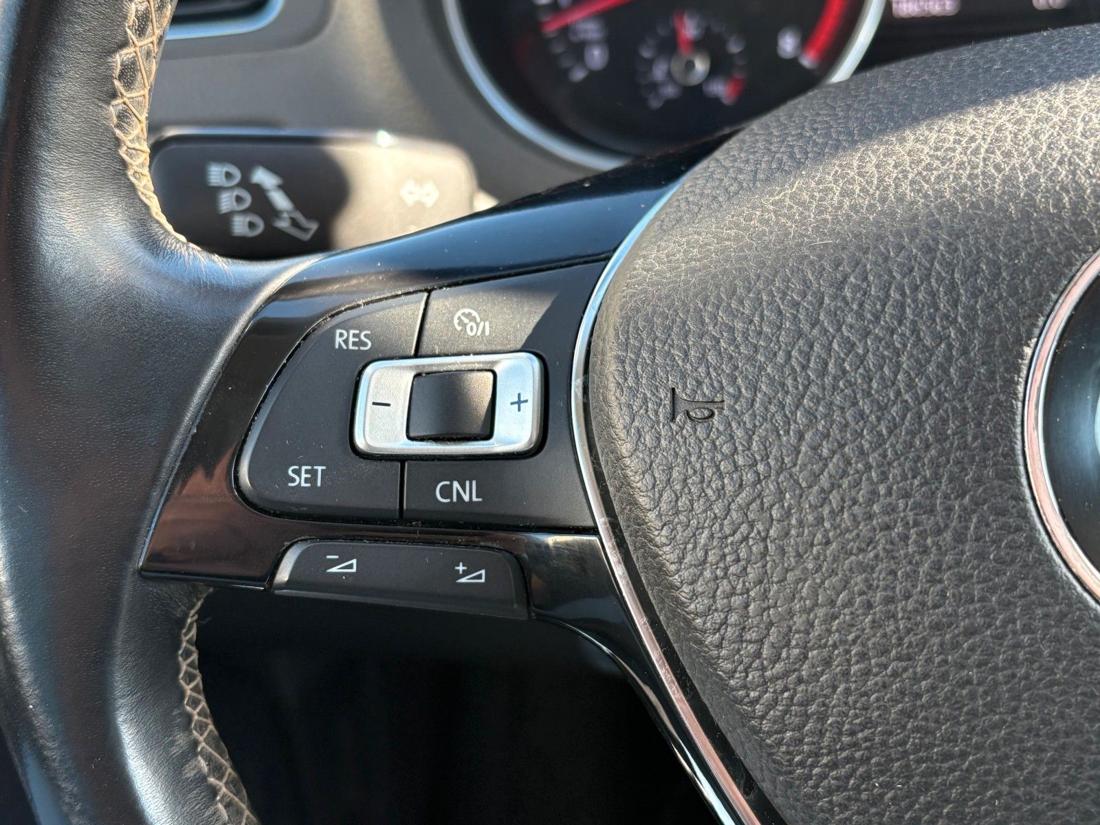 Fahrzeugabbildung Volkswagen Polo V Lounge 1.2 TSI 81kW LED Glasdach PDC Spor