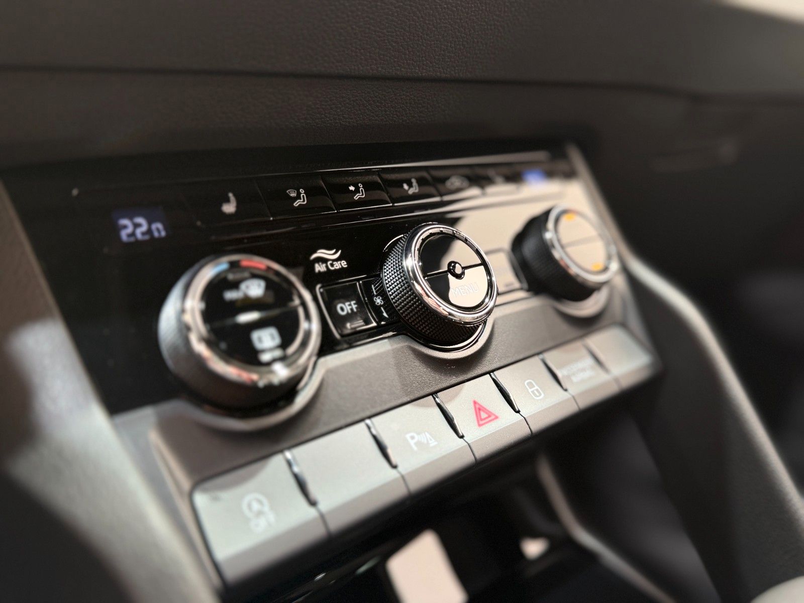 Fahrzeugabbildung SKODA Karoq Sportline / DSG / ACC / Panoramadach
