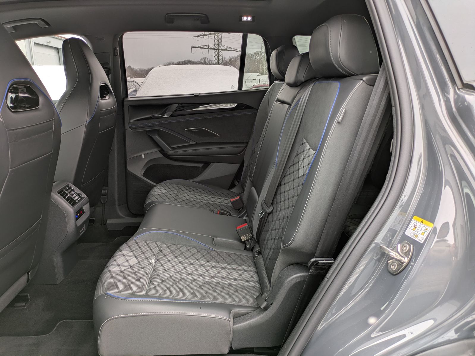 Fahrzeugabbildung Volkswagen Tayron 2.0 TDI 4M R-Line BLACK*7Si*MATRIX*PANO