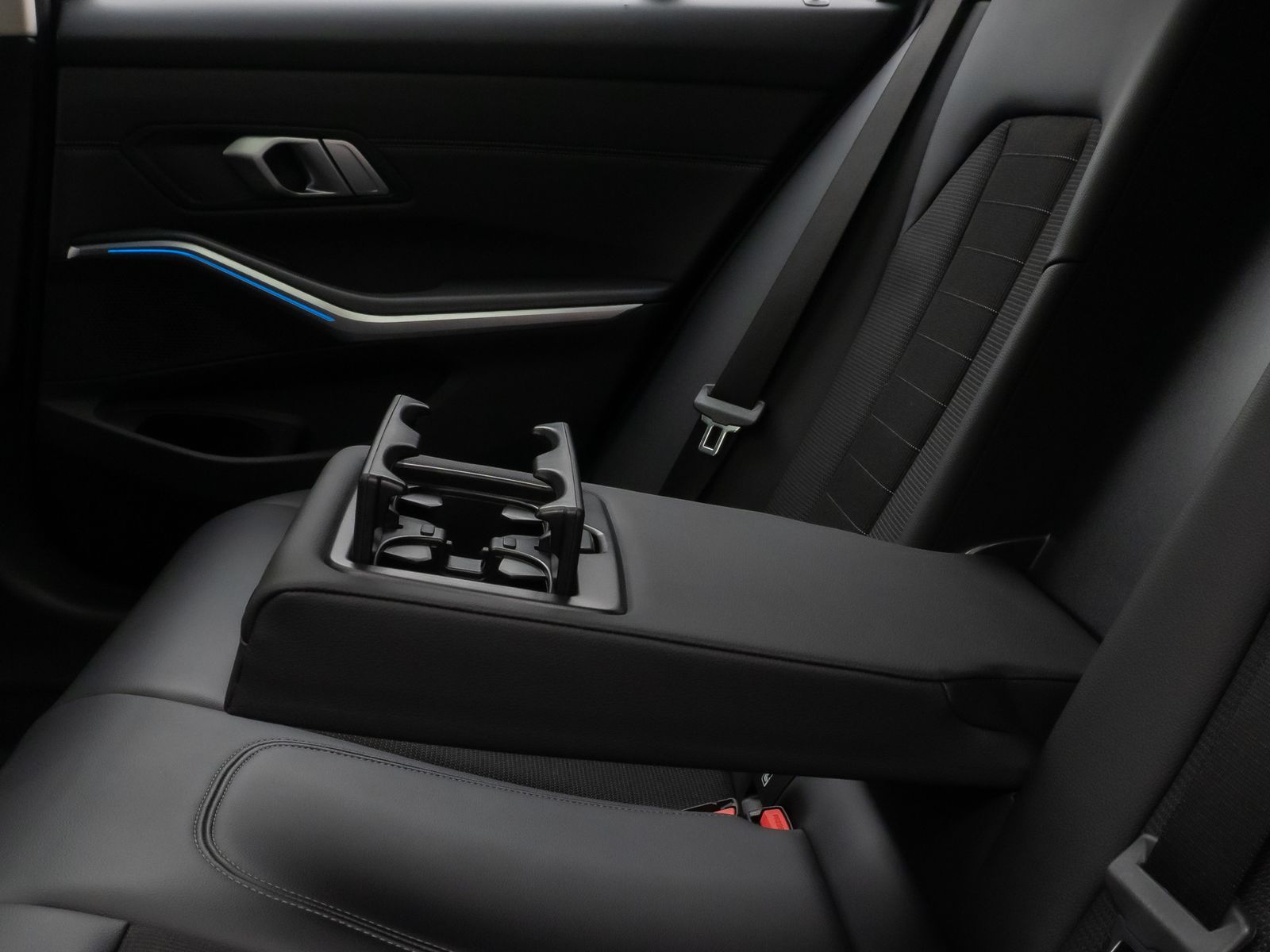 Fahrzeugabbildung BMW 330e xD SportLine Panorama Laser HUD DAB Komfort