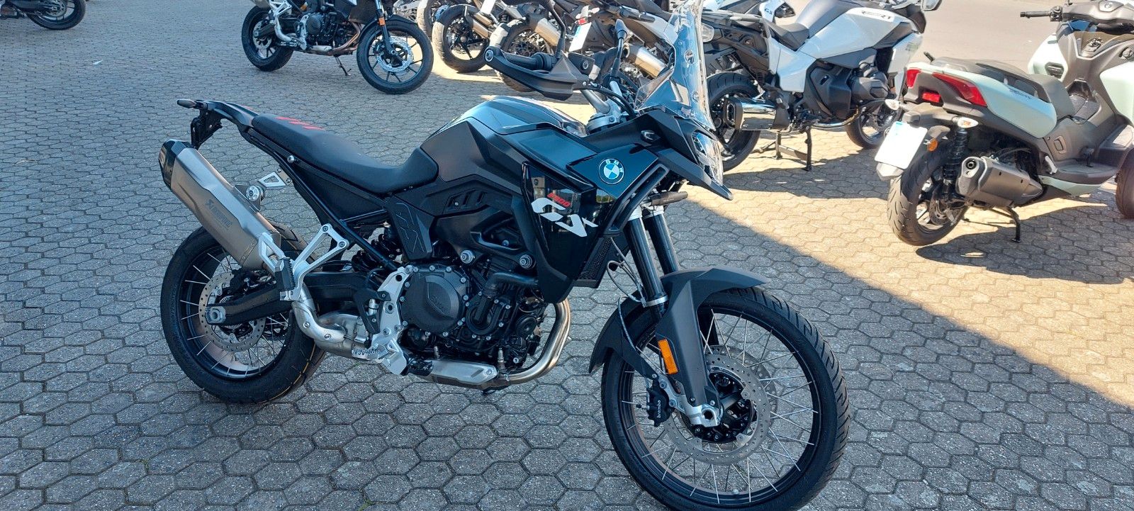 Fahrzeugabbildung BMW F 900 GS Vollausstattung inkl Tief 2 KM