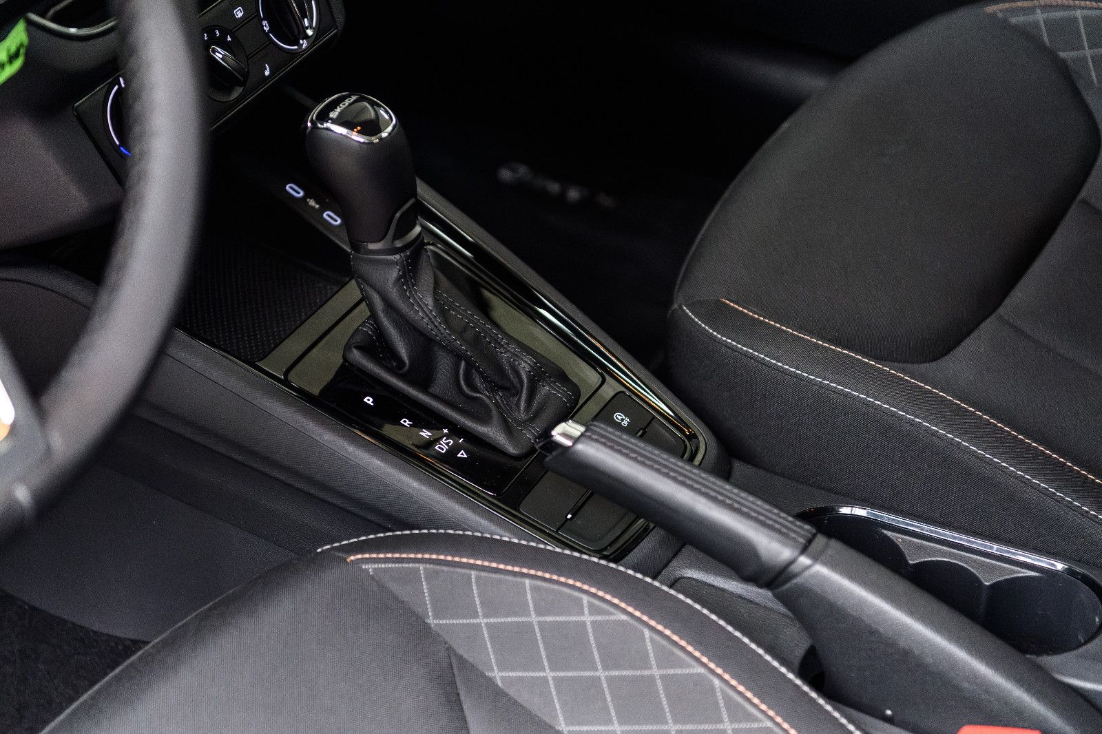 Fahrzeugabbildung SKODA Kamiq Ambition 1.0 DSG LED+AHK+SHZ+GRA