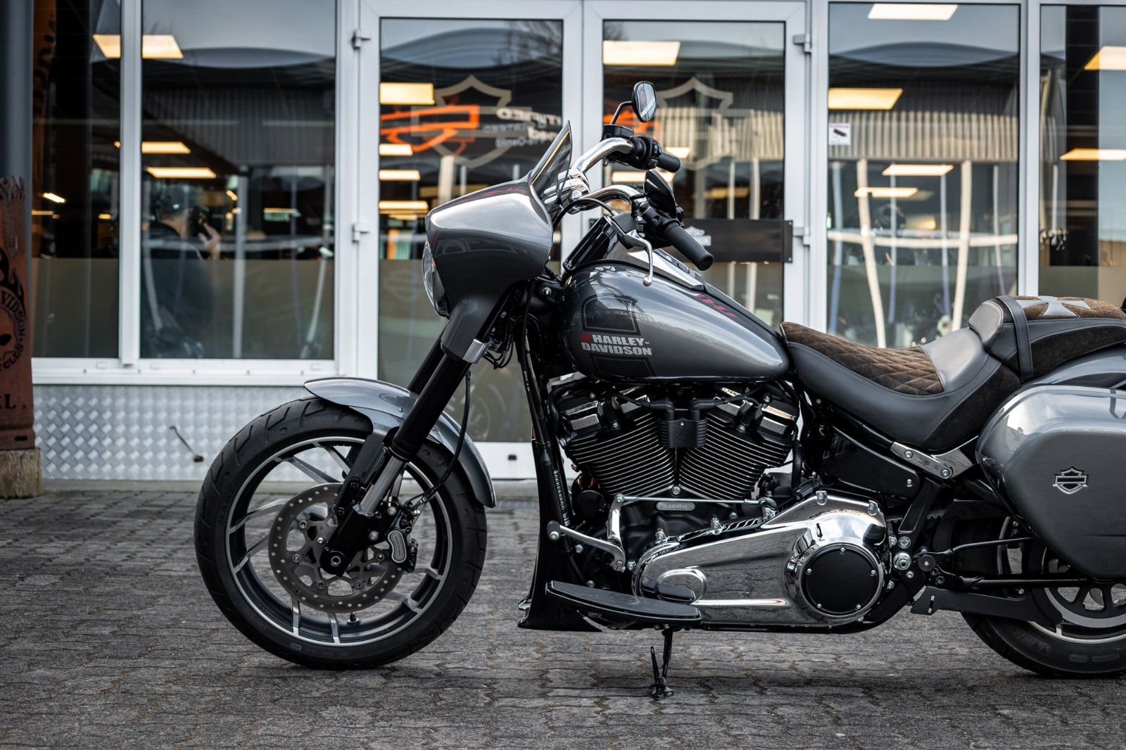 Fahrzeugabbildung Harley-Davidson FLSB SPORT GLIDE 107 - Dr. Jekill & Mr. Hyde -