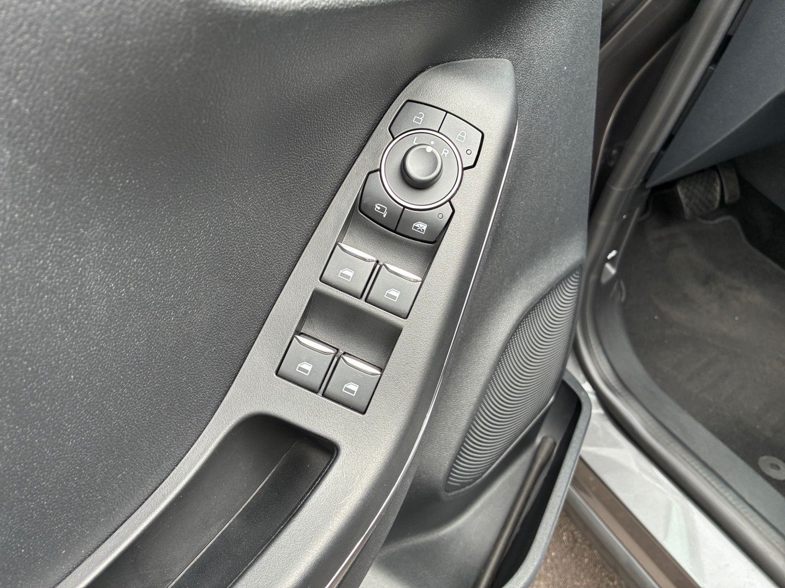 Fahrzeugabbildung Ford Puma 1,0Hybrid Titanium Automatik,Navi,Pano,Allw