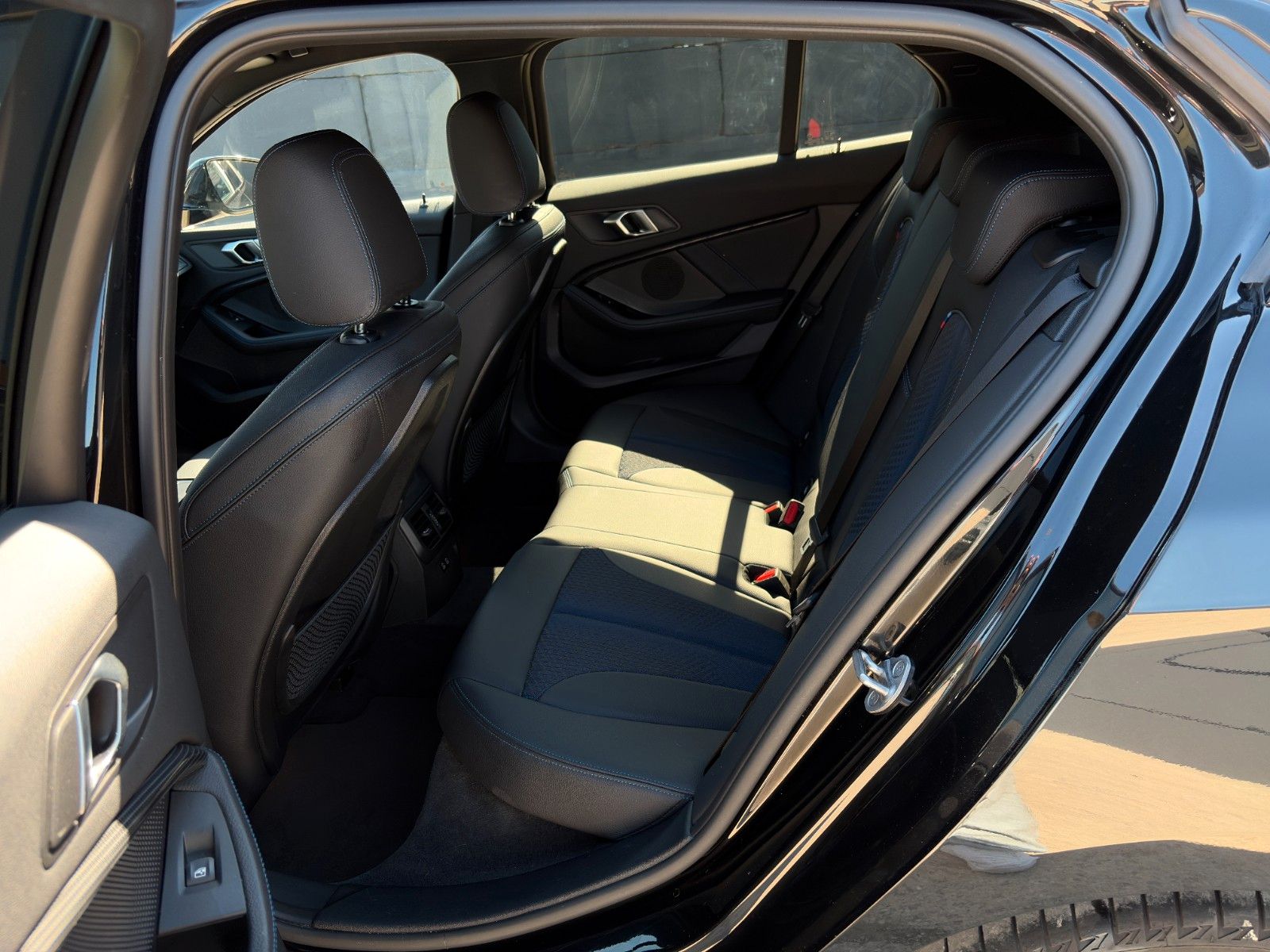 Fahrzeugabbildung BMW 118i M Sport Autom SHZ LHZ Hifi Amb Navi CarPlay