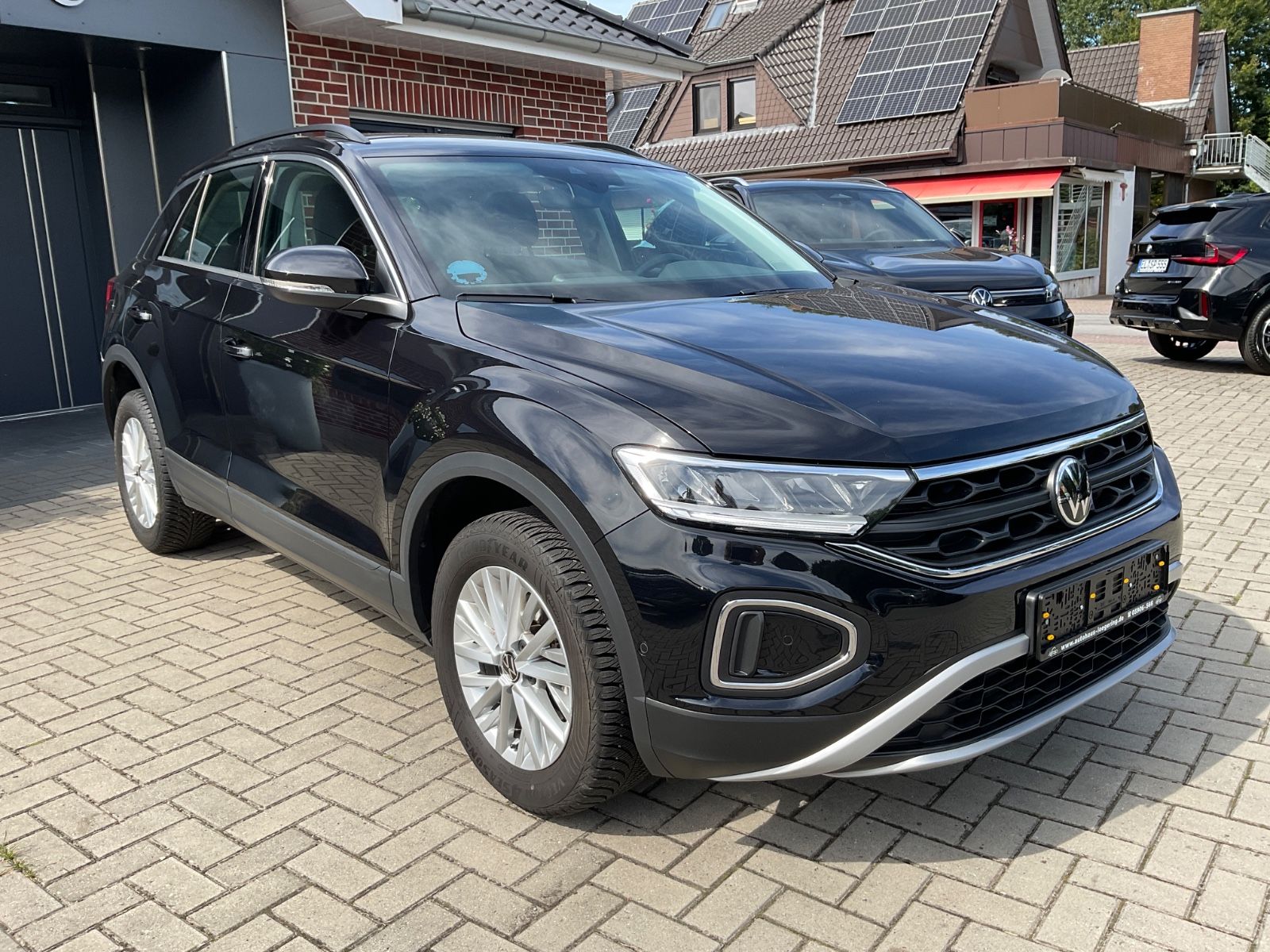 Fahrzeugabbildung Volkswagen T-Roc 1.5 TSI DSG Life,LED,AHK,Navi