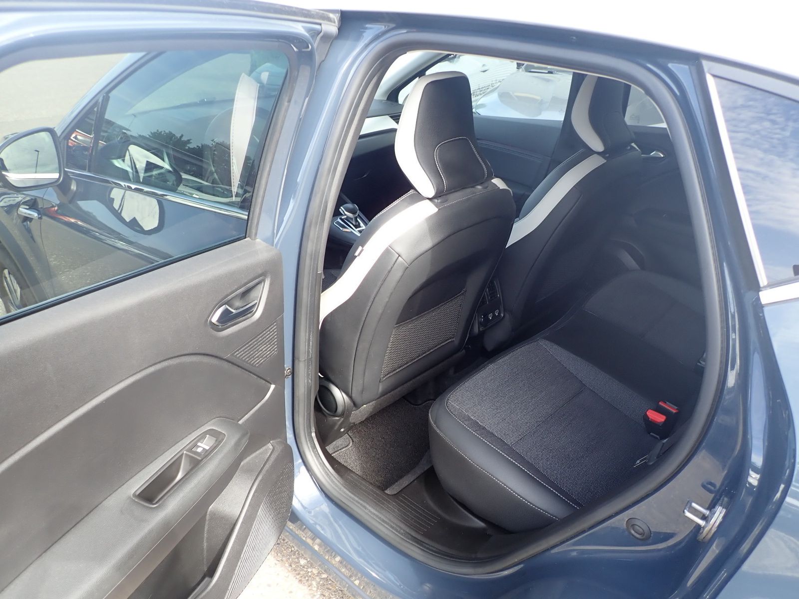 Fahrzeugabbildung Renault Captur Techno Mild Hybrid 140