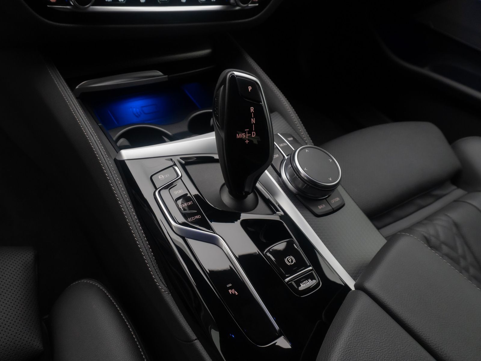 Fahrzeugabbildung BMW 540i xD M Sport H/K Kamera HUD DAB Standhzng AHK