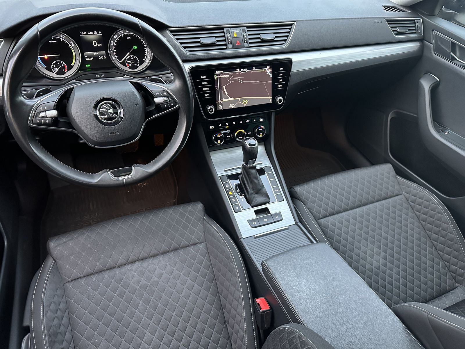 Fahrzeugabbildung SKODA Superb Combi iV 1.4 TSI NAV+LED+AHK+PANO+18ZO+PP