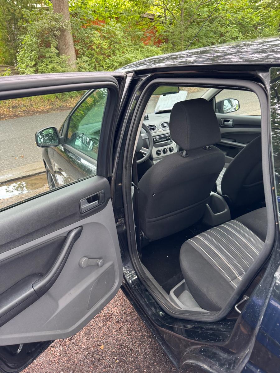 Ford Focus 2010 — photo 8