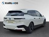 BMW iX xDrive 50 Soft Close Pano AHK H&K ACC HUD LED - mit Elektro-Antrieb: Weiß, Geländewagen