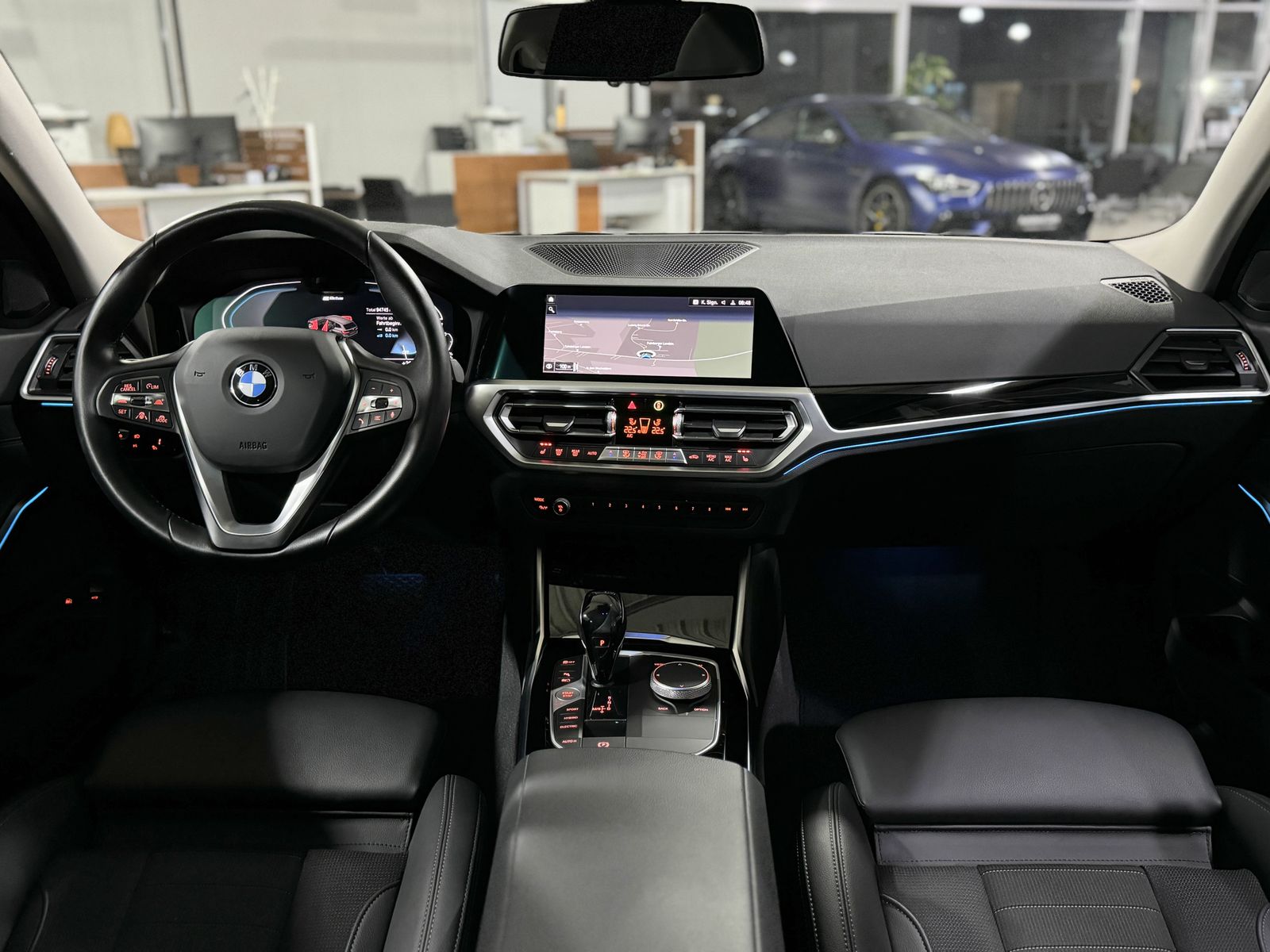 Fahrzeugabbildung BMW 330e Sport Line Panorama Laser Kamera HUD HiFi