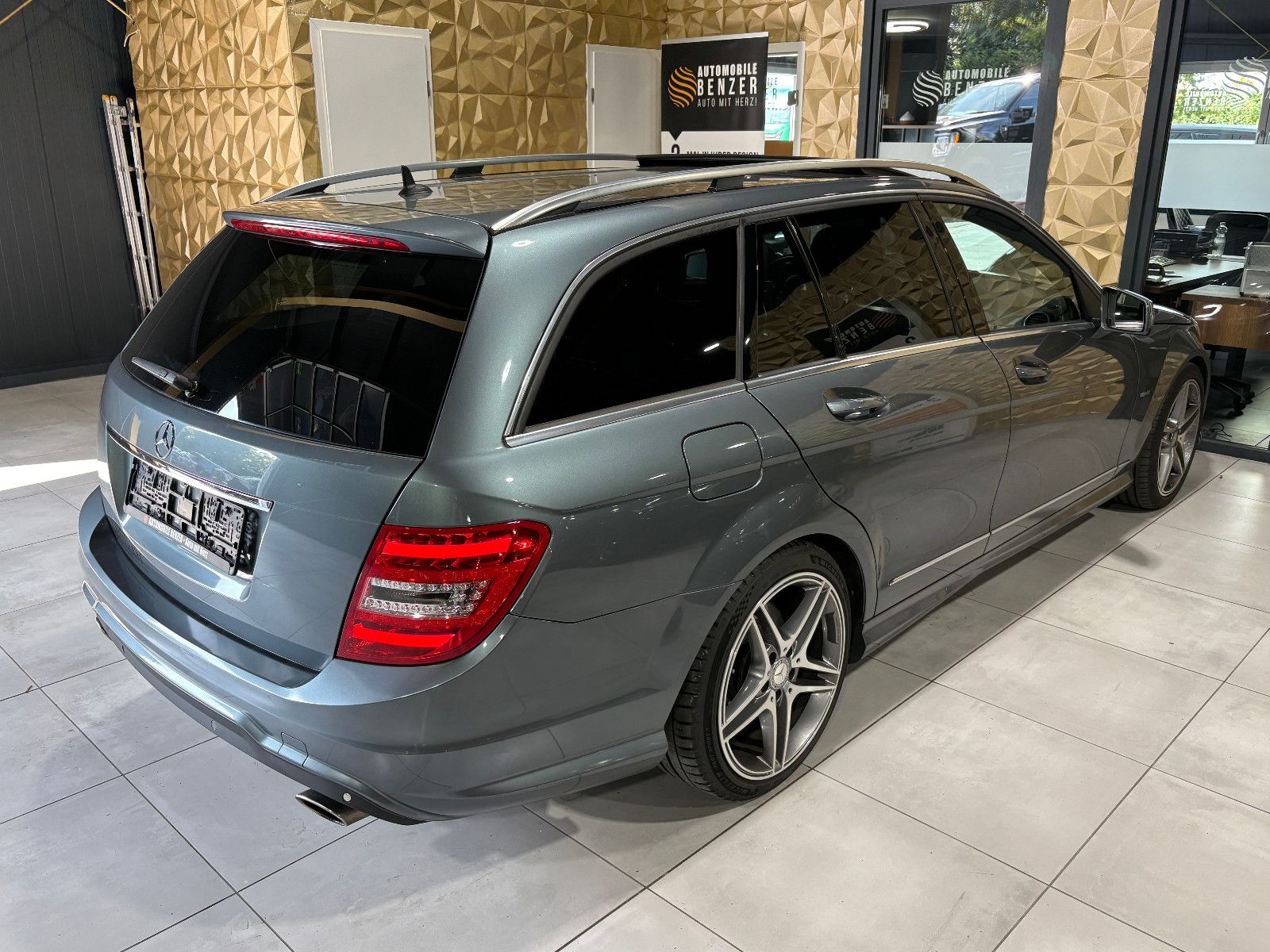 Fahrzeugabbildung Mercedes-Benz C 350 T-Modell CGI BlueEfficiency/PANO/NAVI/SHZ/