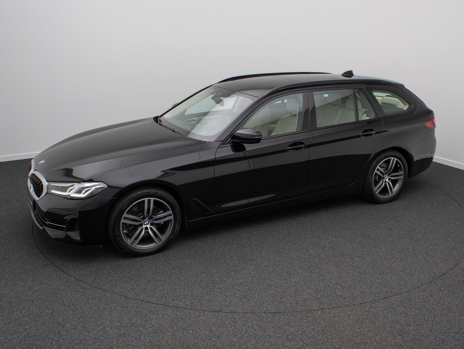 Fahrzeugabbildung BMW 520d Panorama 360&deg; HUD DAB Komfort Alarm AHK LED