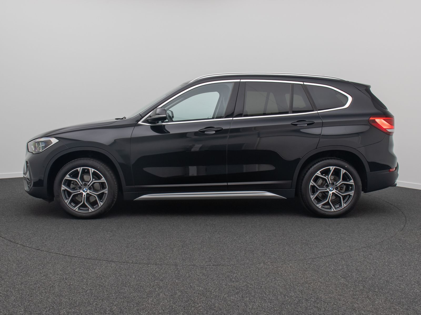 Fahrzeugabbildung BMW X1 sD18i xLine Panoram Kamera HUD DAB HiFi Alarm