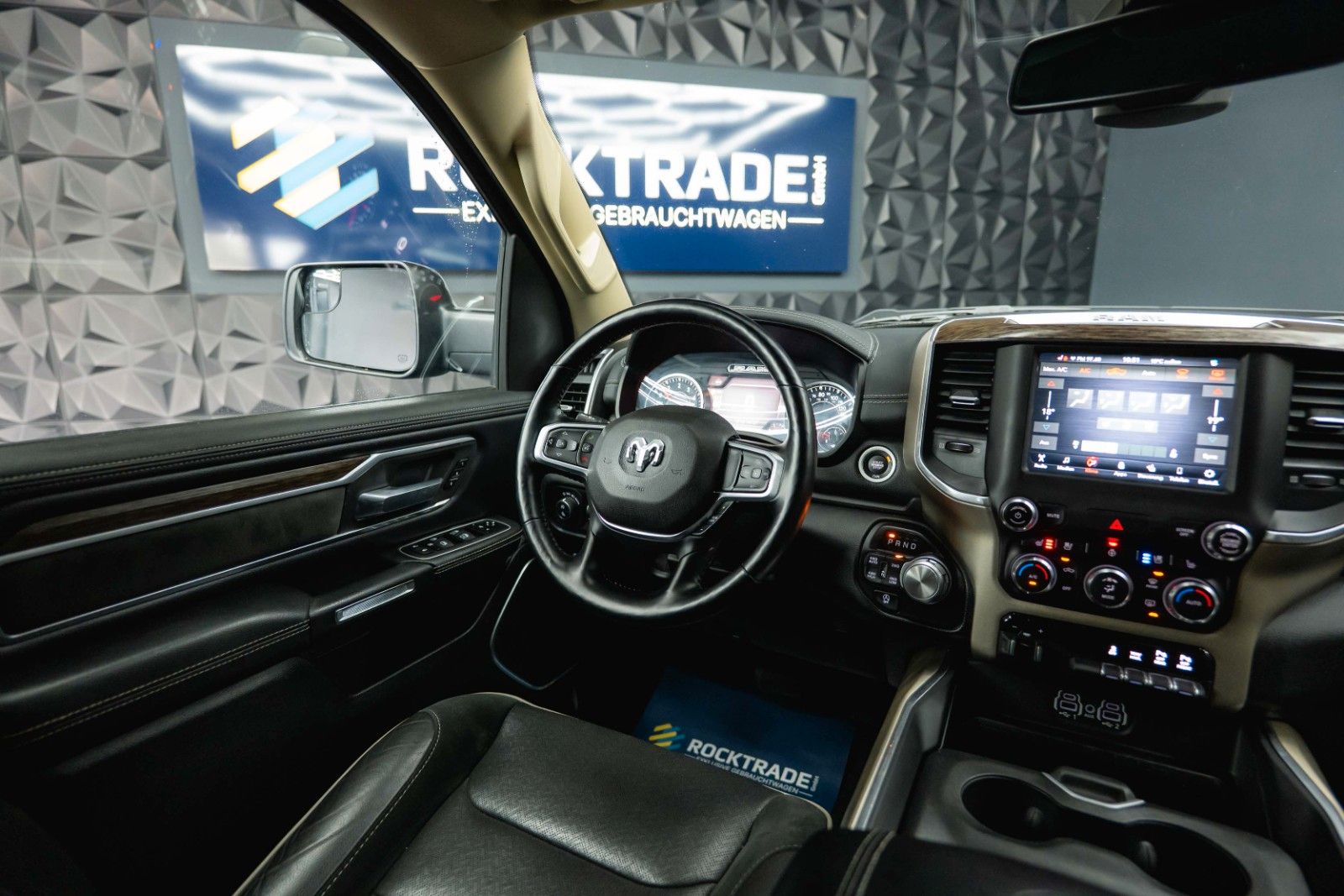 Fahrzeugabbildung Dodge RAM 5.7 V8 HEMI 4x4 OFFROAD NIGHT-Paket LARAMIE
