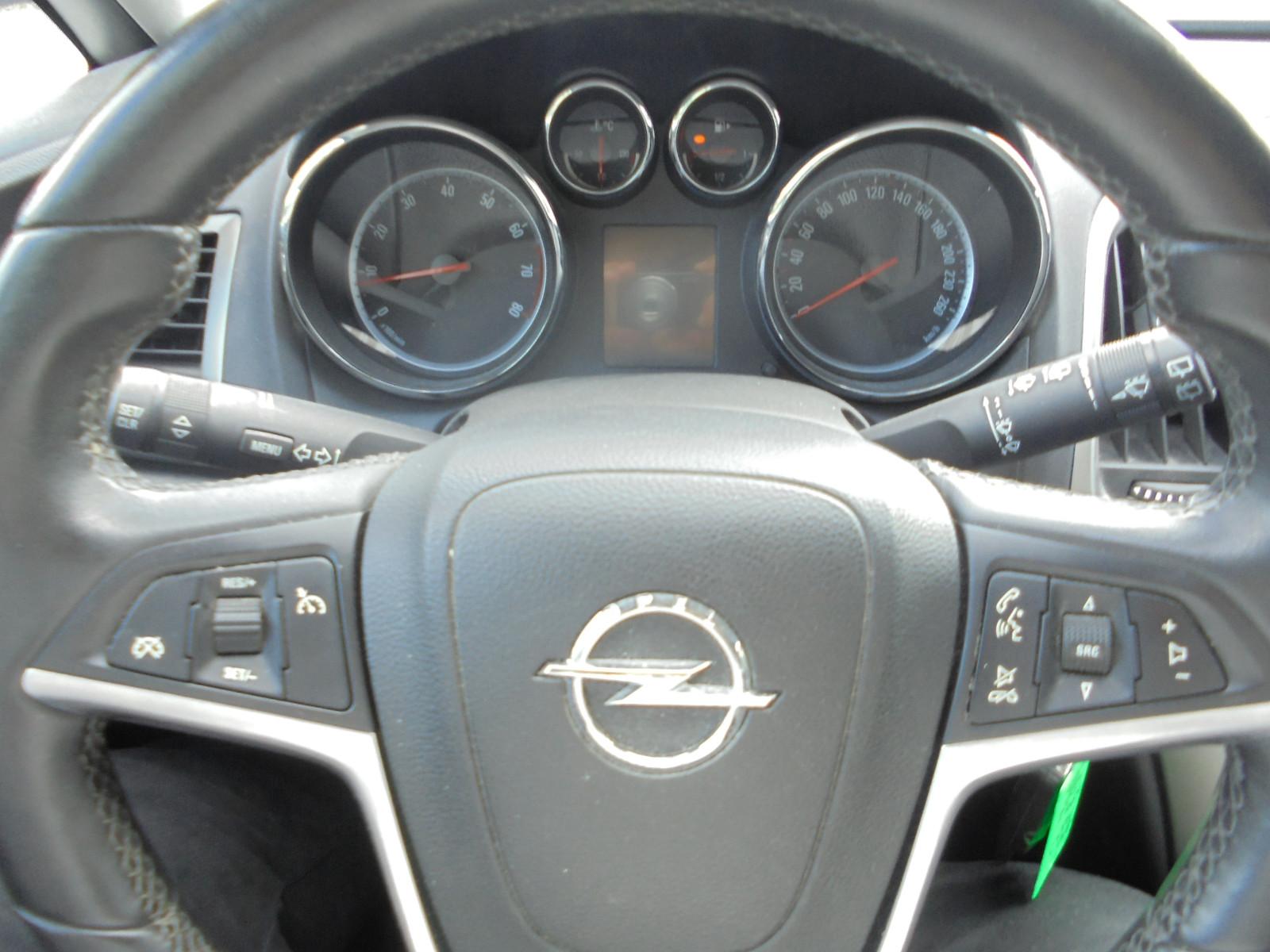 Opel Astra 2012 — photo 17
