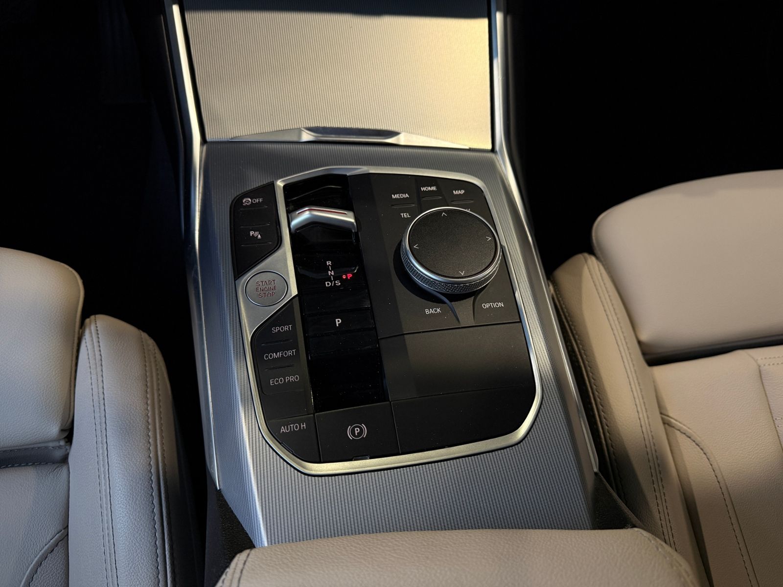 Fahrzeugabbildung BMW 320d Shadow Line AHK HUD KAM LED