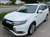 Mitsubishi Outlander PHEV Plus 4WD - Mitsubishi Outlander: Plus