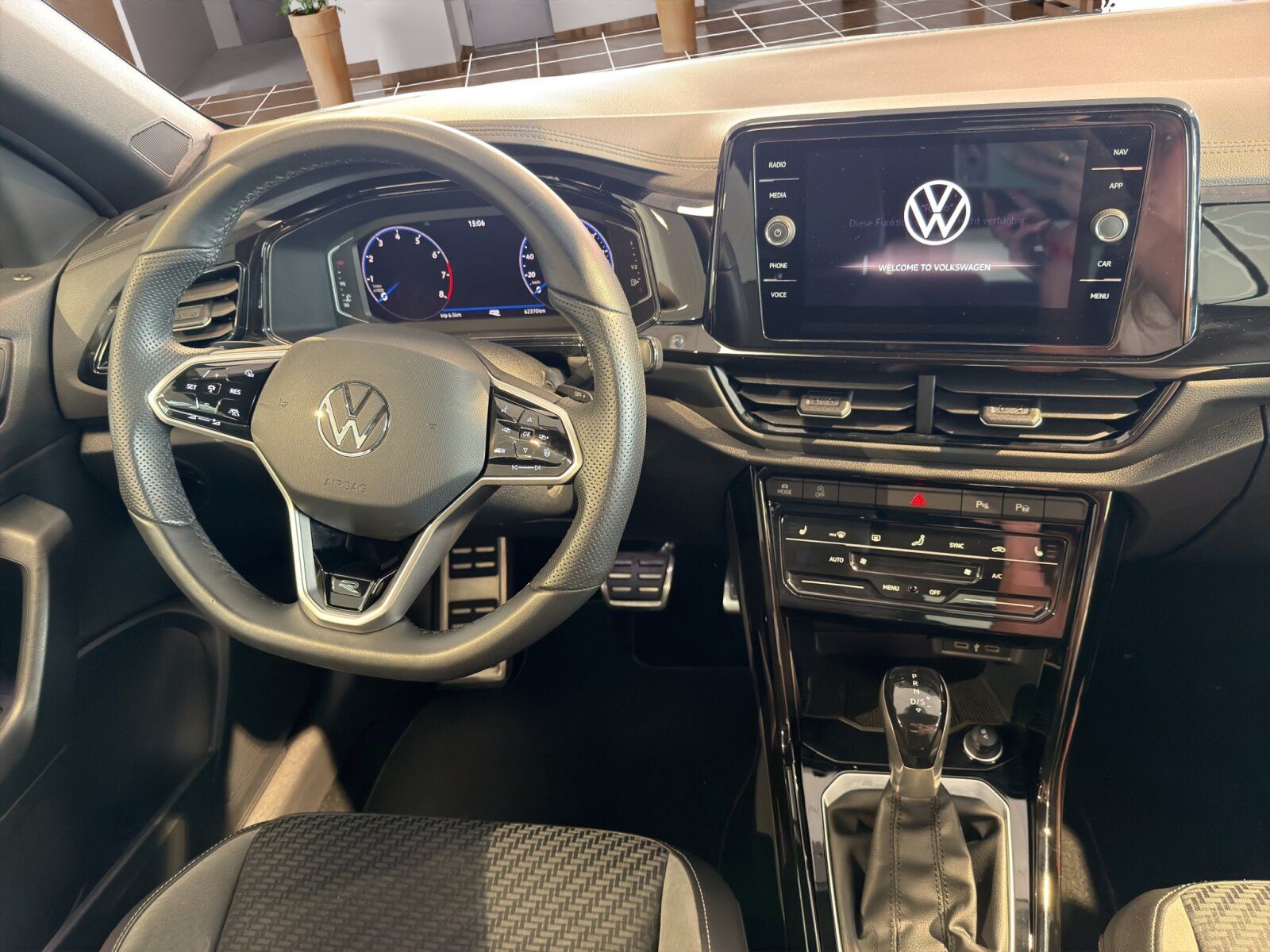 Fahrzeugabbildung Volkswagen T-Roc Cabriolet 1.5 TSI DSG R-Line ACC APP