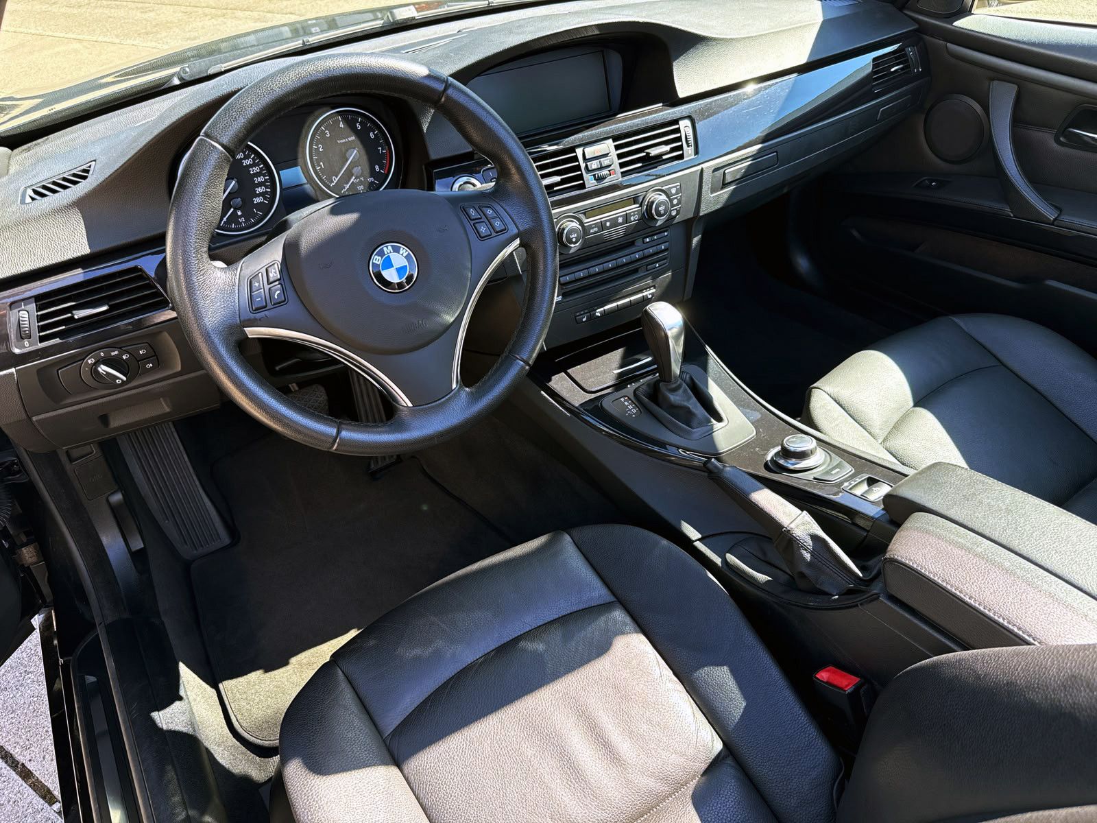 Fahrzeugabbildung BMW 335i E93 Cabrio Automatik PDC SHZ MEMORY NAV BT