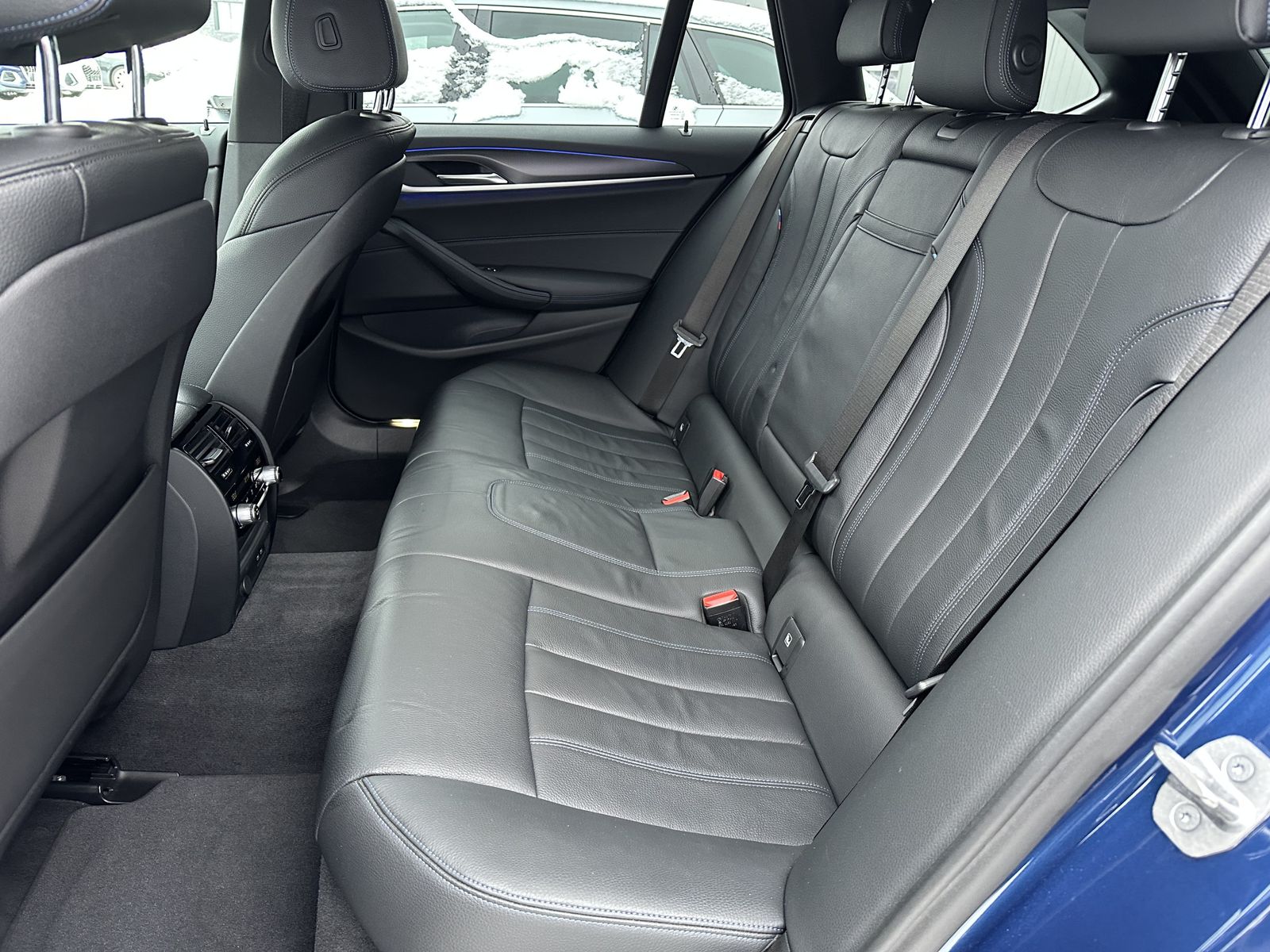 Fahrzeugabbildung BMW 520d Touring xDrive M-Sport NAV+LASER+AHK+HEADUP