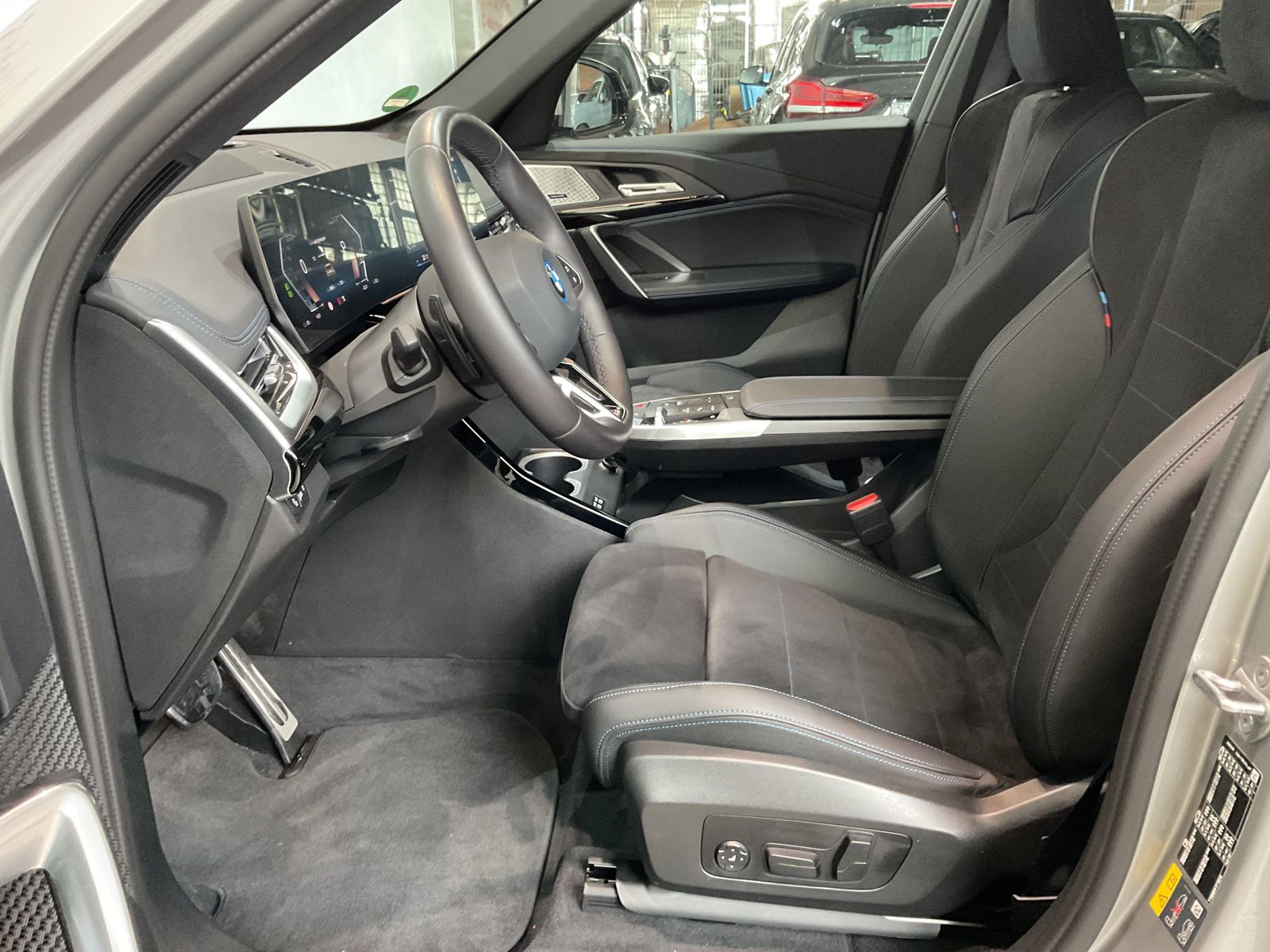Fahrzeugabbildung BMW iX1 xDrive30 M Sportpaket | Panorama Glasdach |
