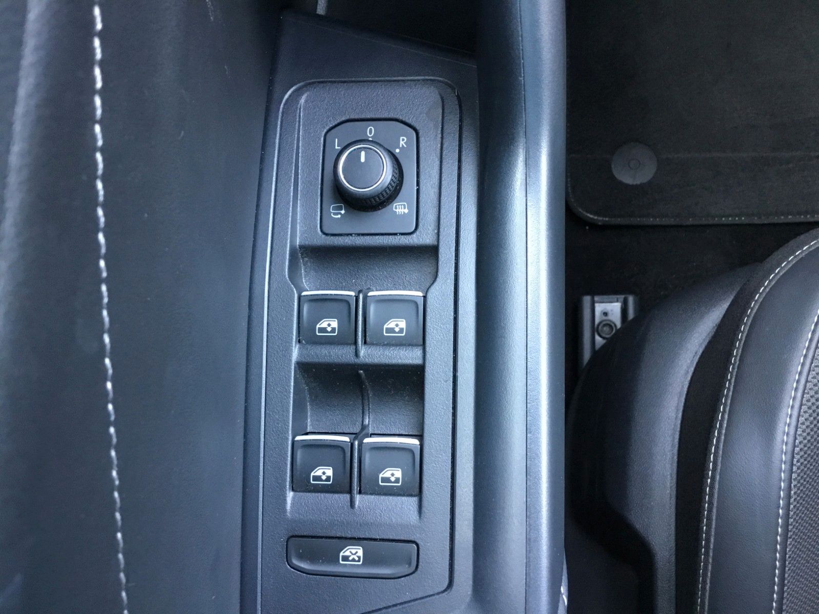 Fahrzeugabbildung Volkswagen T-Roc 1.5 TSI DSG Style+AHK+LED+ACC+17"+Kamera