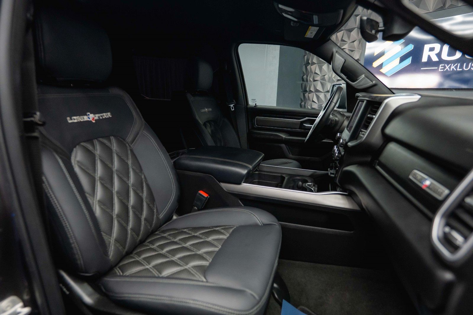 Fahrzeugabbildung Dodge RAM 5.7 V8 HEMI 4x4 OFFROAD Night-Paket *LED*19%