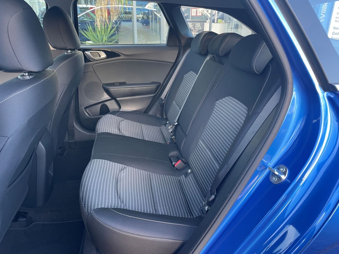 Fahrzeugabbildung Kia Ceed_sw Vision Kamera PDC VerkehrszeichERK