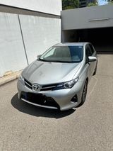 Toyota Auris 1,33 MIT Wenig KM - Toyota Auris in München