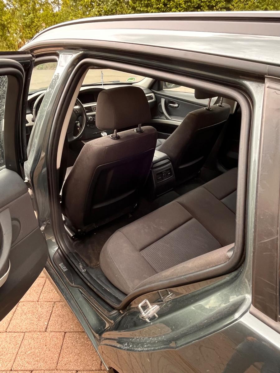 BMW 318 2010 — interior