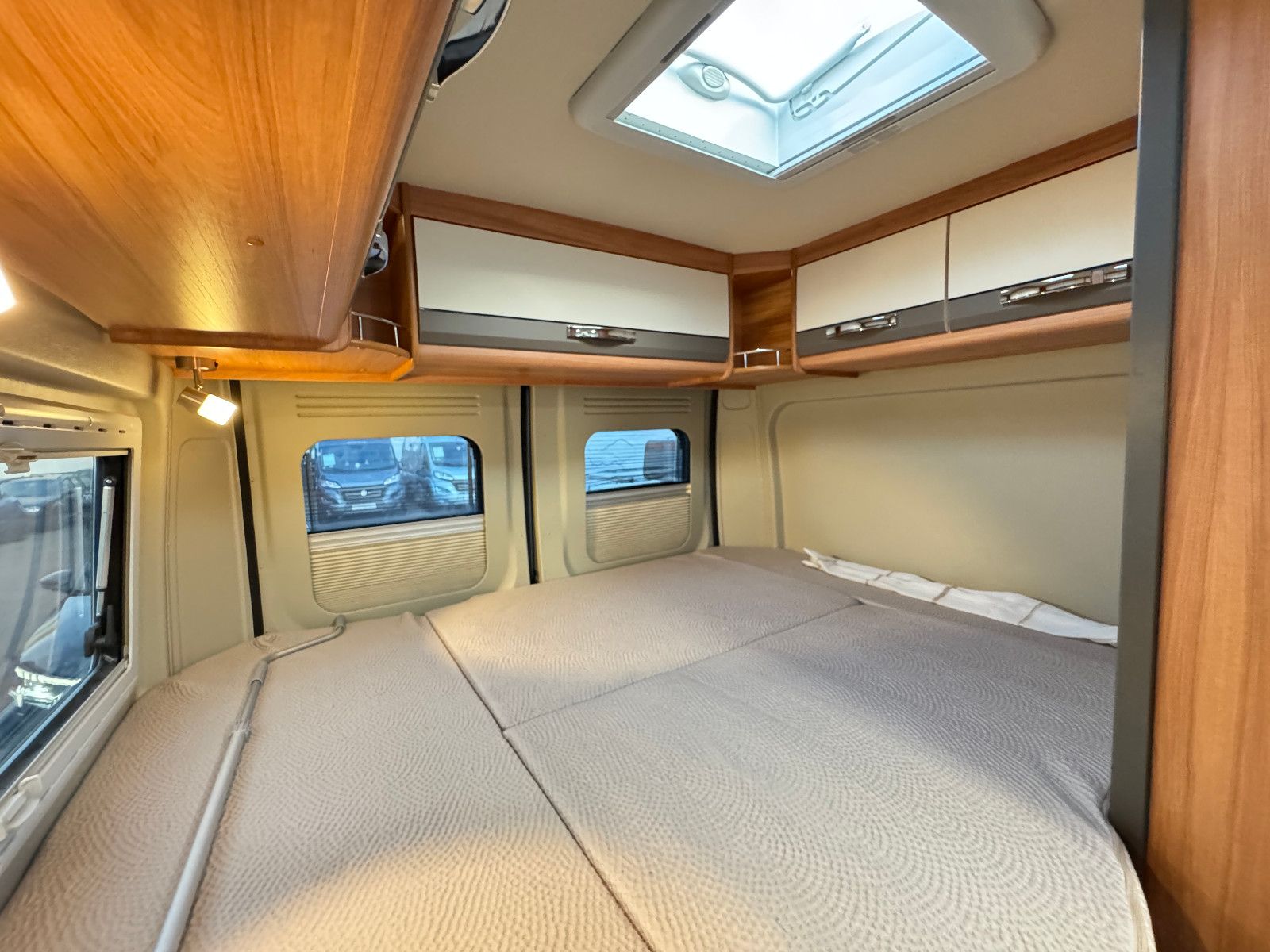 Fahrzeugabbildung Pössl SUMMIT 600 PLUS SCHWENKBAD KAMERA QUERBETT LED