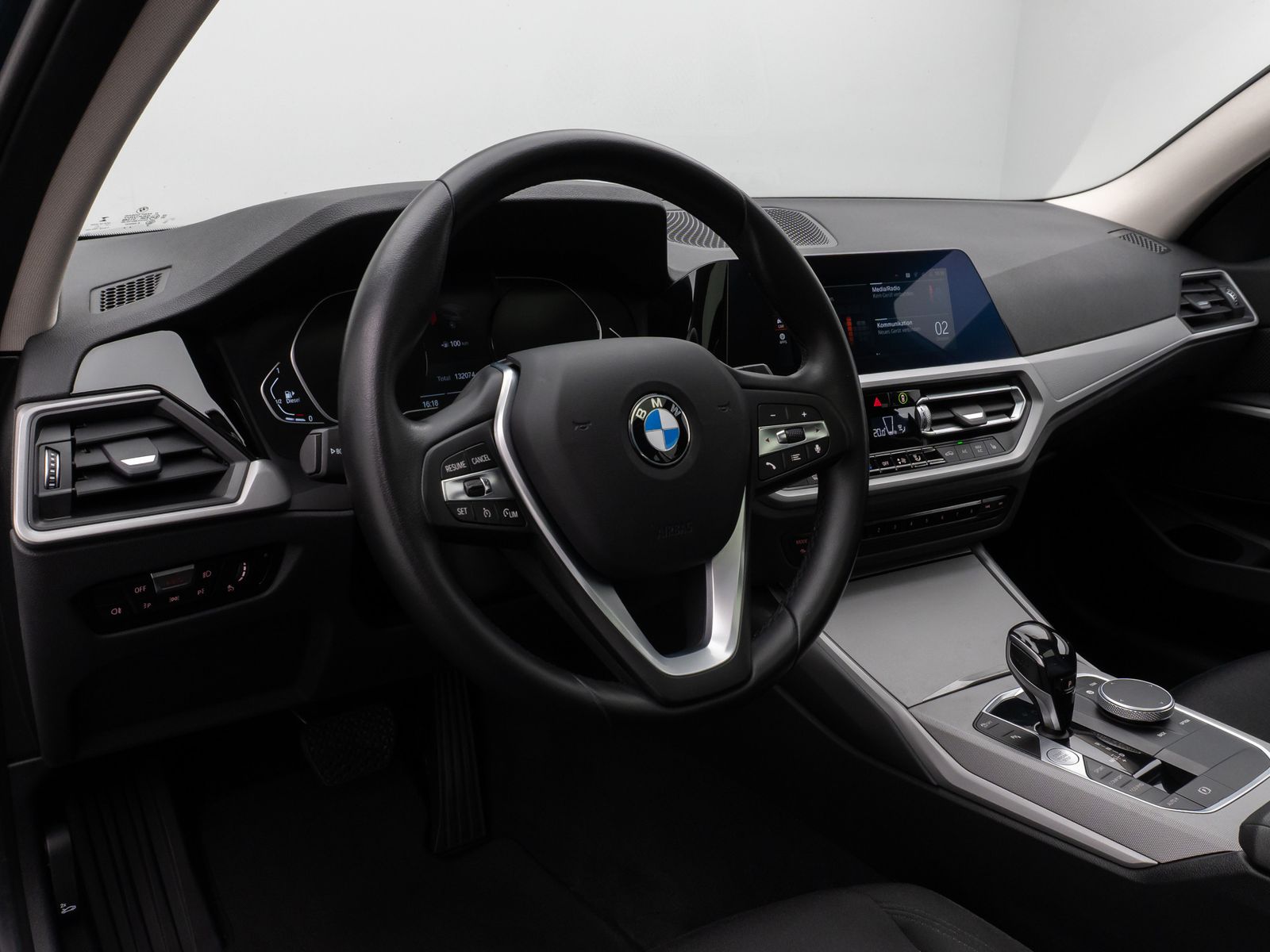Fahrzeugabbildung BMW 320d Panorama DAB PDC Sitzhzg Geschwindigkeitsre