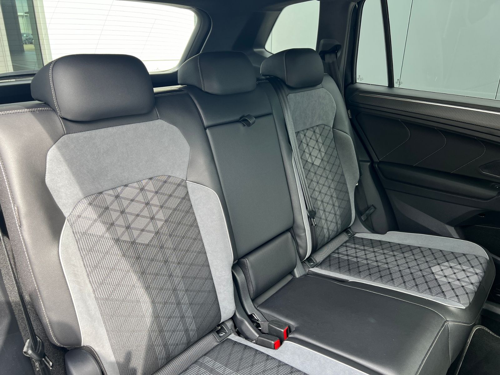 Fahrzeugabbildung Volkswagen Tiguan Allspace R-Line 2.0 TDI DSG 4MOTION *AHK,