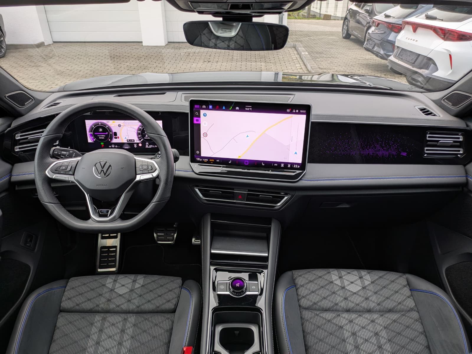 Fahrzeugabbildung Volkswagen Tiguan 2.0 TDI 4M R-Line PANO*H&K*AHK*MATRIX*20"