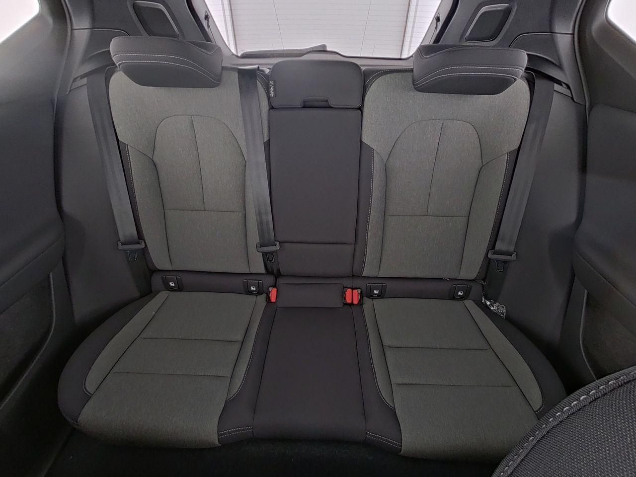 Fahrzeugabbildung Volvo XC40 Plus Dark 2WD