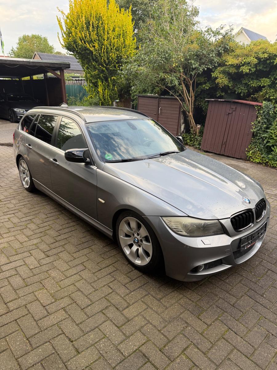 BMW 325 2011 — салон