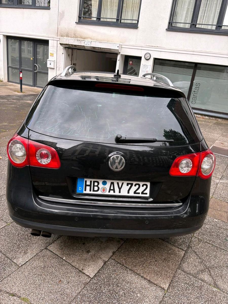 Volkswagen  2010 — rear view