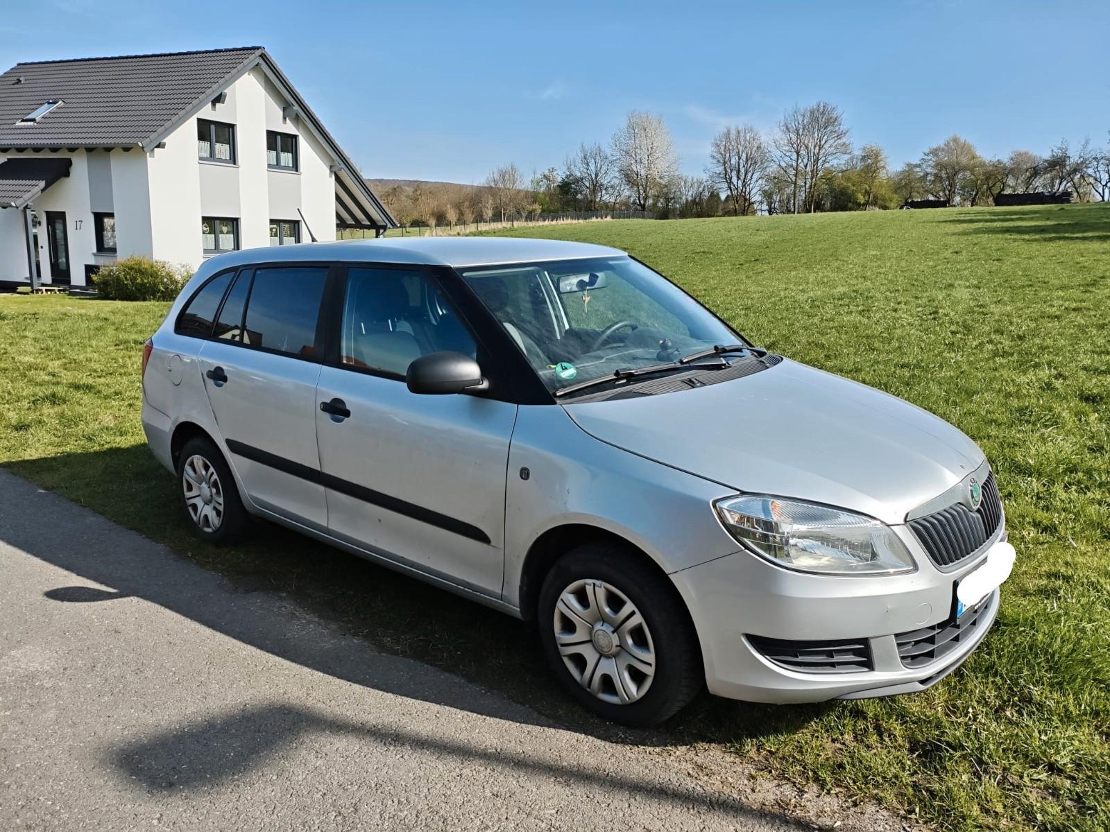 Skoda Fabia 2012 — салон