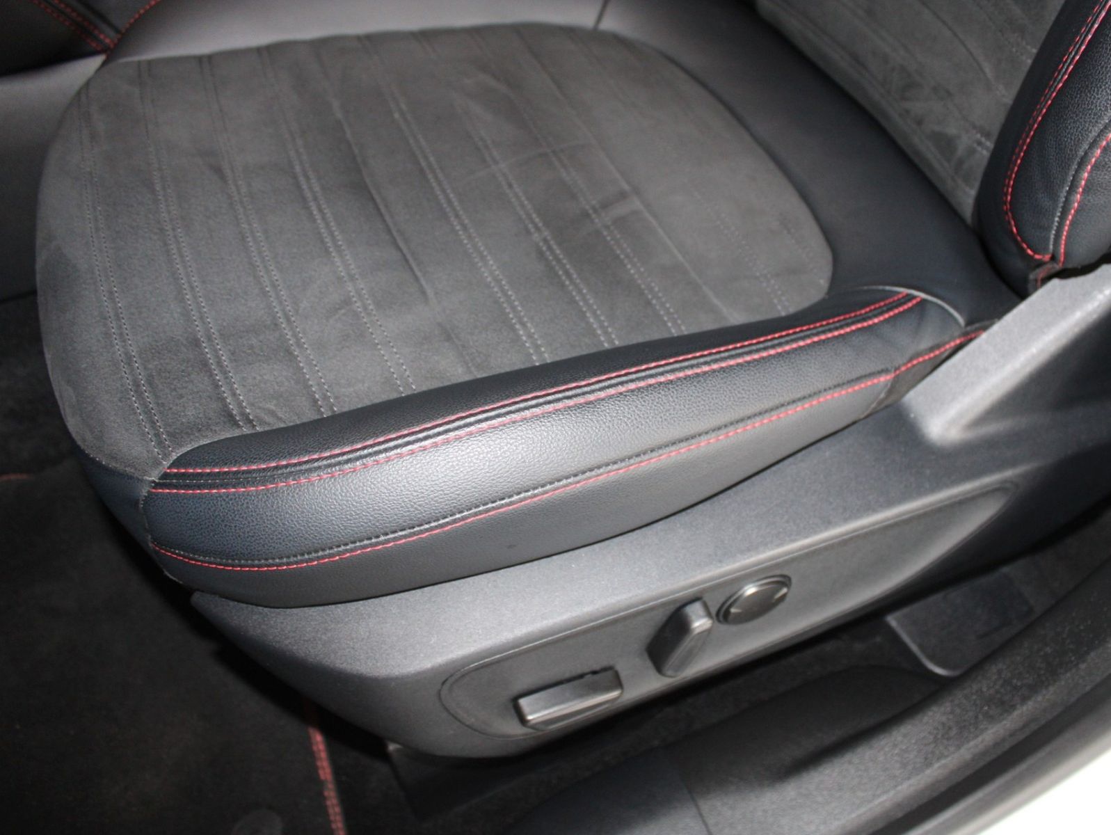 Fahrzeugabbildung Ford Kuga 2.5 PHEV ST-Line X Aut. AHK PANO ACC uvm.