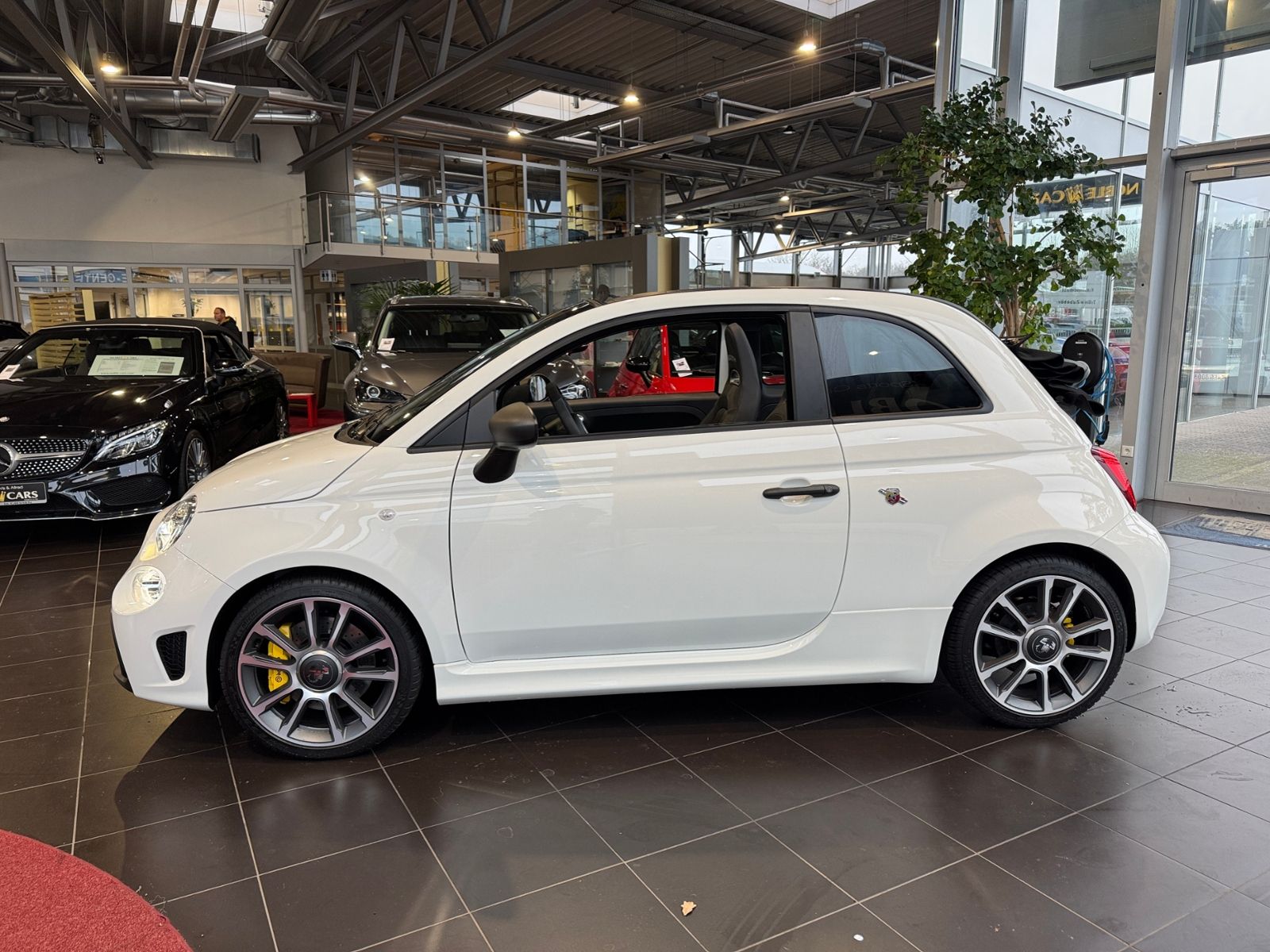 Fahrzeugabbildung Abarth 695C Turismo BEATS NAV DAB LEDER PDC ALU