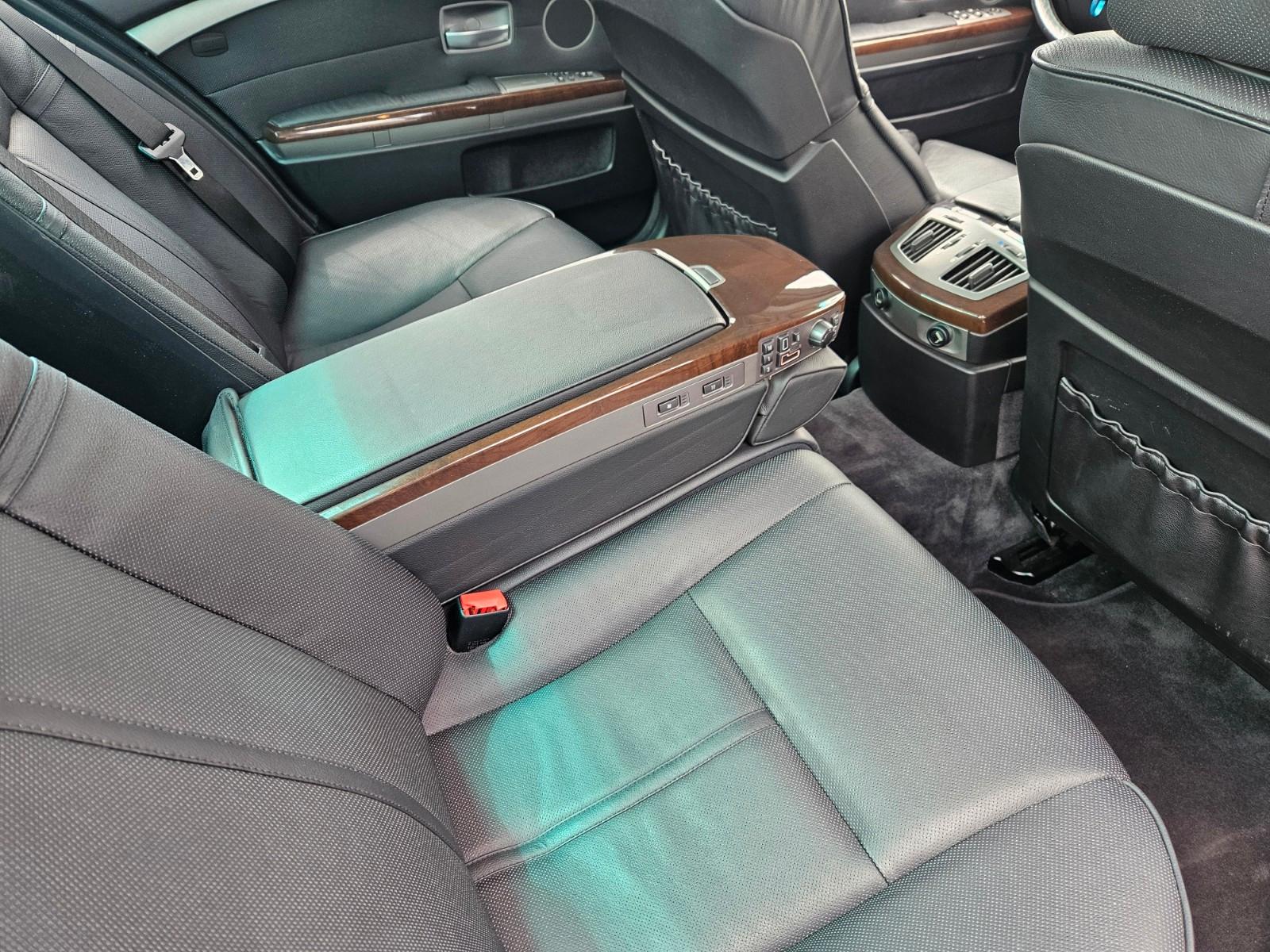 BMW 735i  