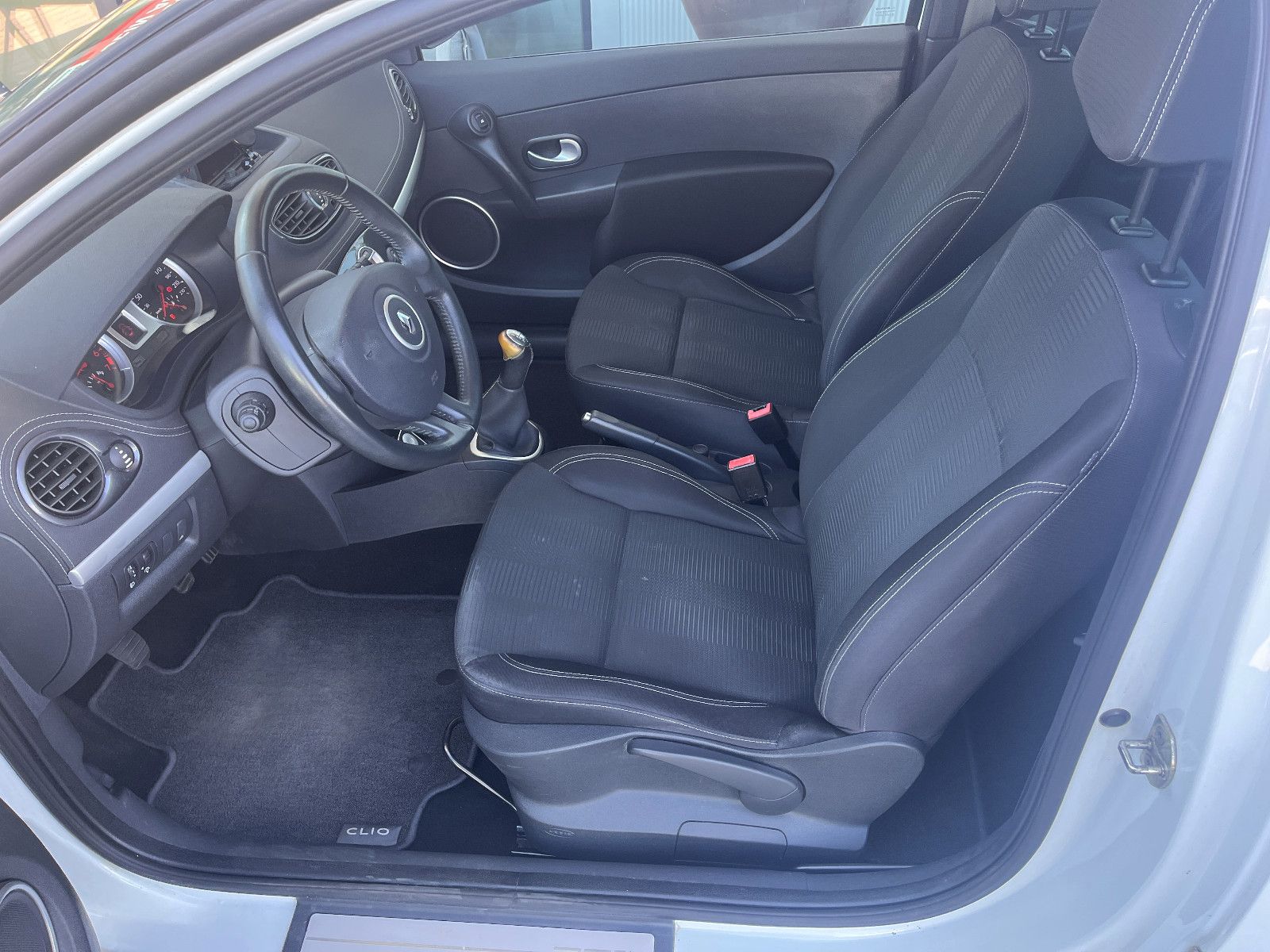 Fahrzeugabbildung Renault Clio III Night and Day Leichter Heckschaden !