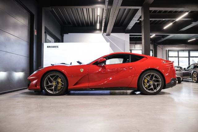 Ferrari 812 Superfast-Karbon-Lift-Kameras-Beif.-Display