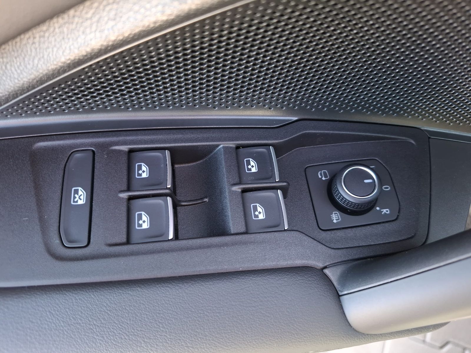 Fahrzeugabbildung Volkswagen Tiguan 2.0 TDI 4M R-Line BLACK*PAN*HK*AHK*MATRIX