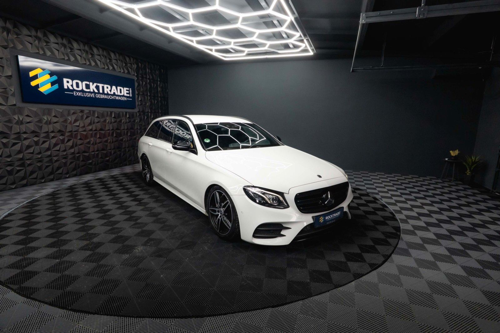 Fahrzeugabbildung Mercedes-Benz E 220d AMG Night-Paket | ACC | LED | Widescreen